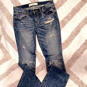 A&F Emma Distressed Jeans 6 LONG